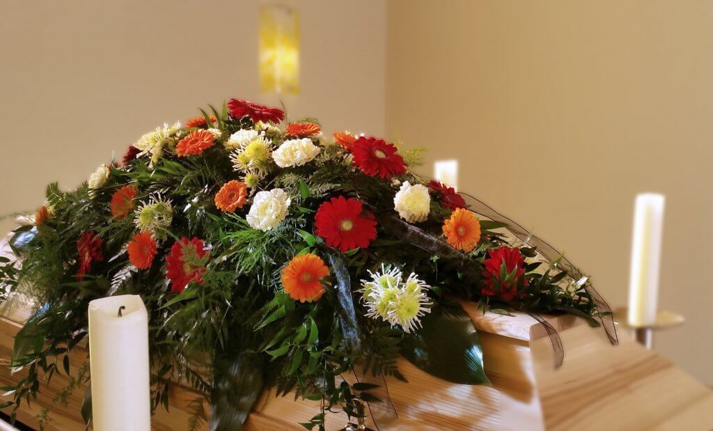 Sargbukett orange: Trauerschmuck