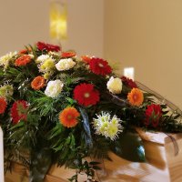 Sargbukett orange: Trauerschmuck